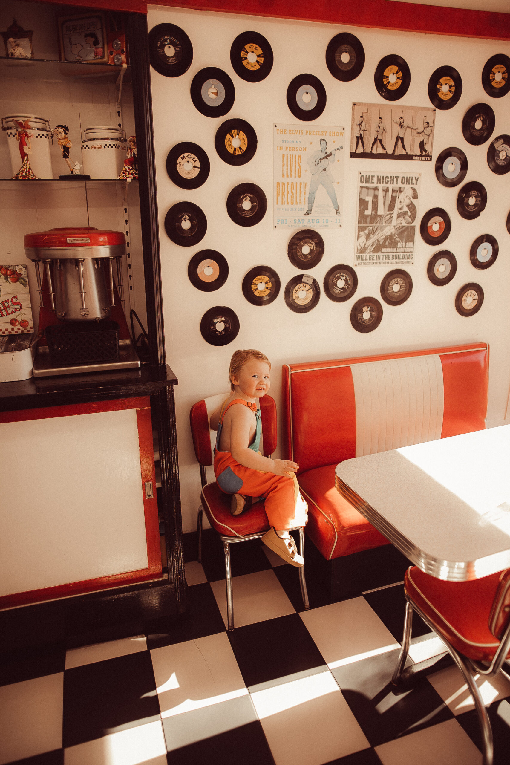 Children photography in downtown Scottsboro, Alabama.